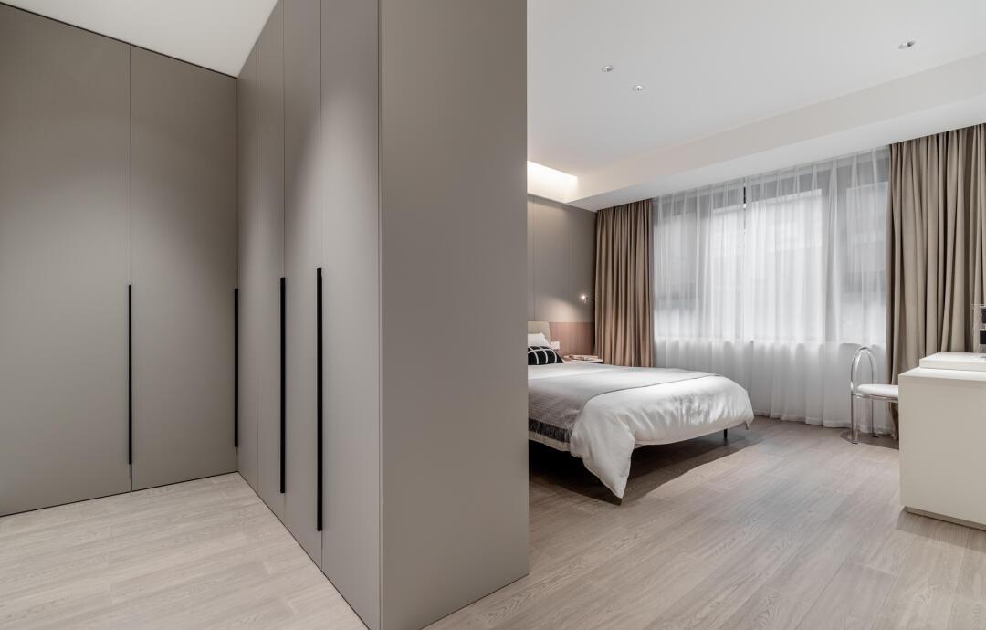 衛生間門對床？巧妙布局來化解！打造舒適衛浴空間隔斷方案